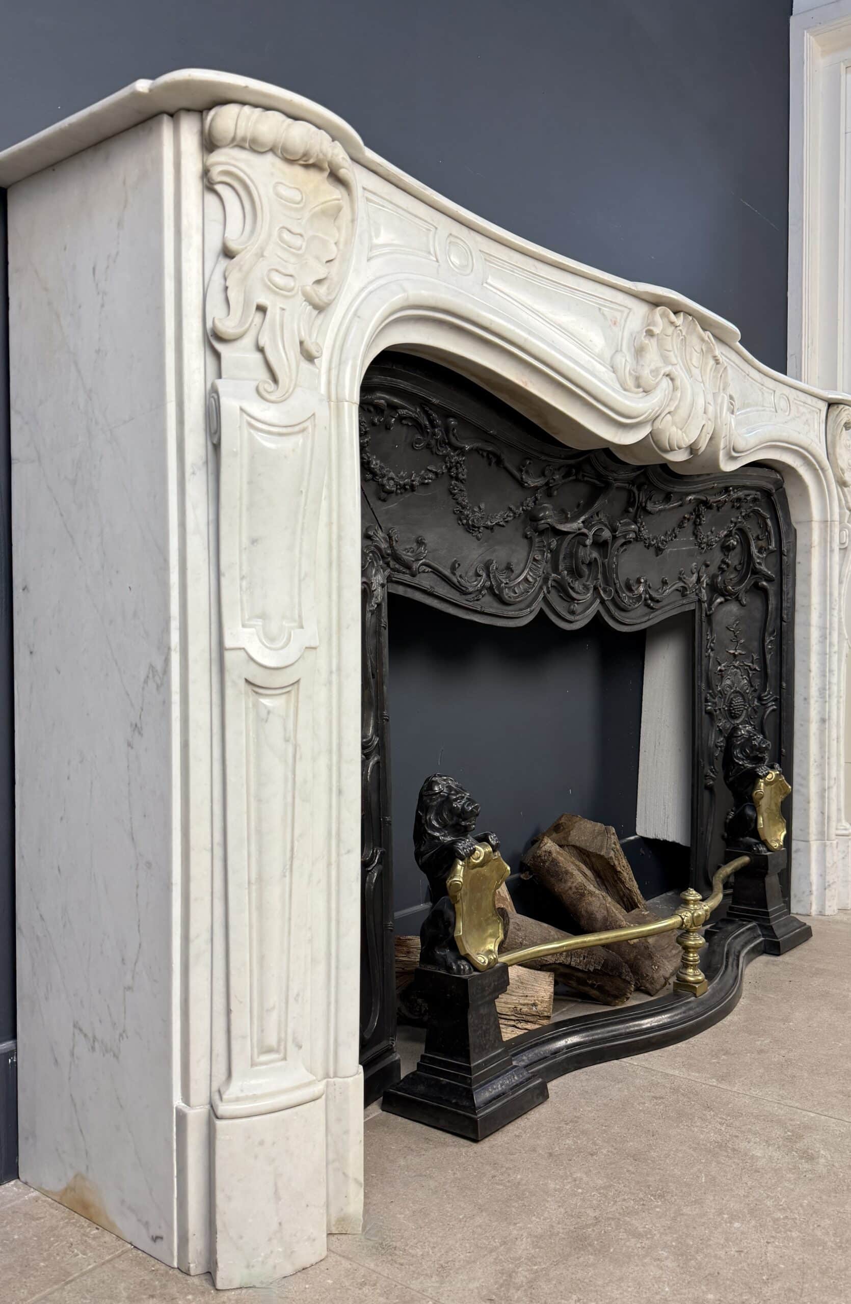 Antieke marmeren schouw in Rococo-stijl