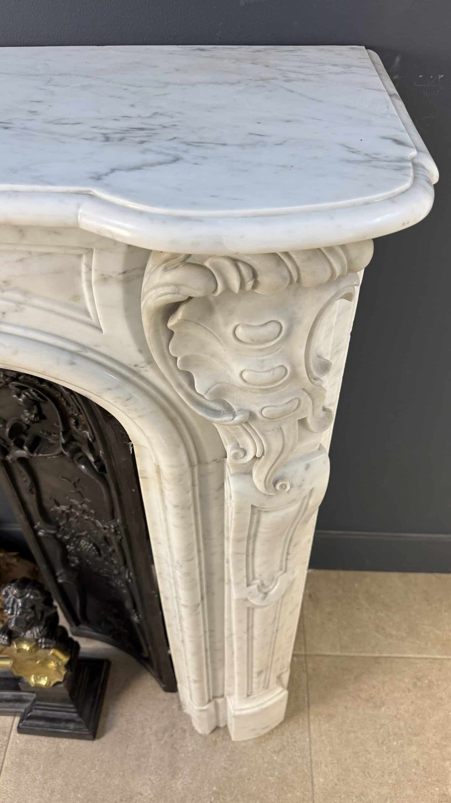 Antieke marmeren schouw in Rococo-stijl
