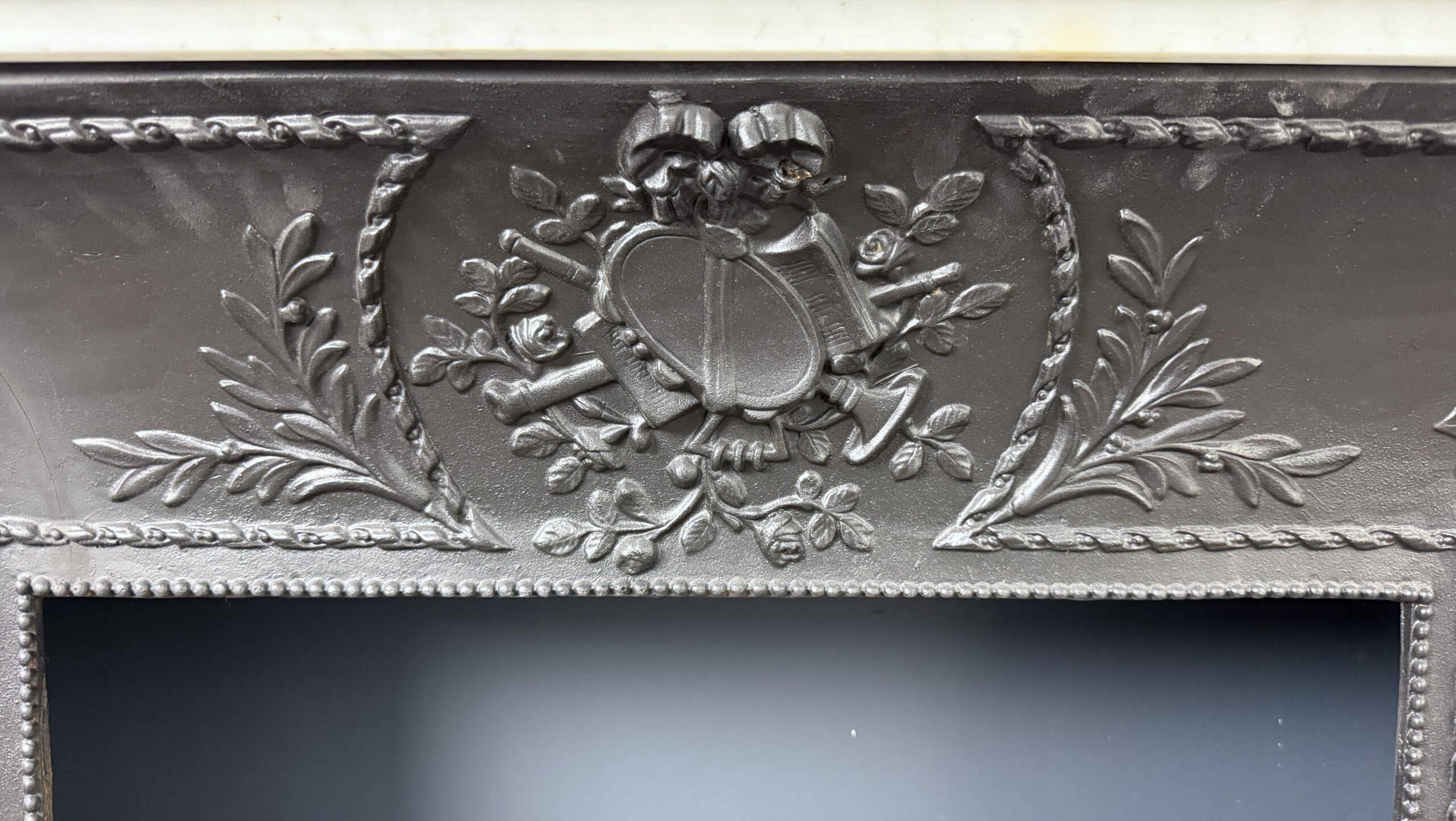 franse antieke frontschouw kralensnoer
