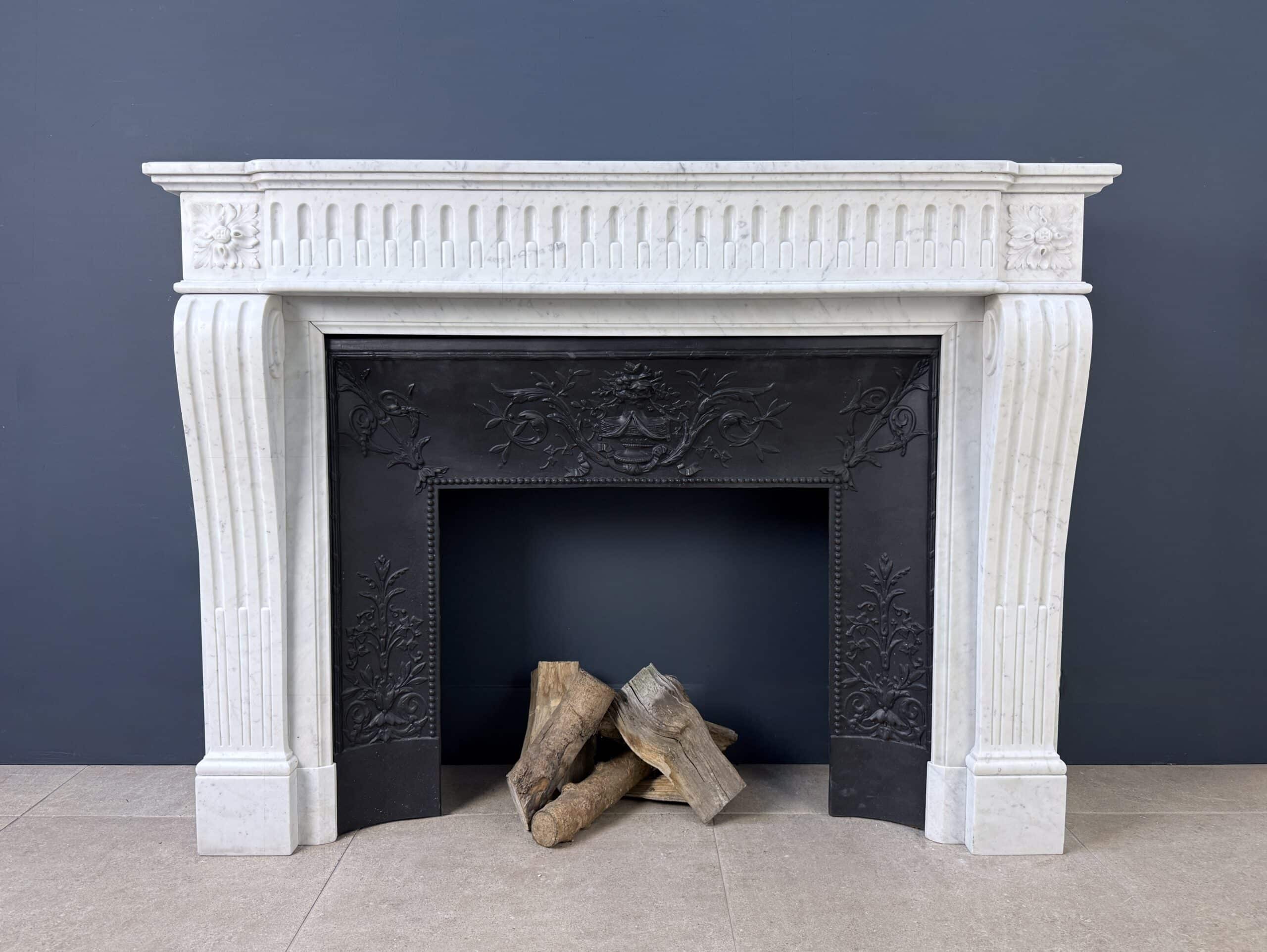 Antieke Franse frontschouw In Elegant Carrara Marmer