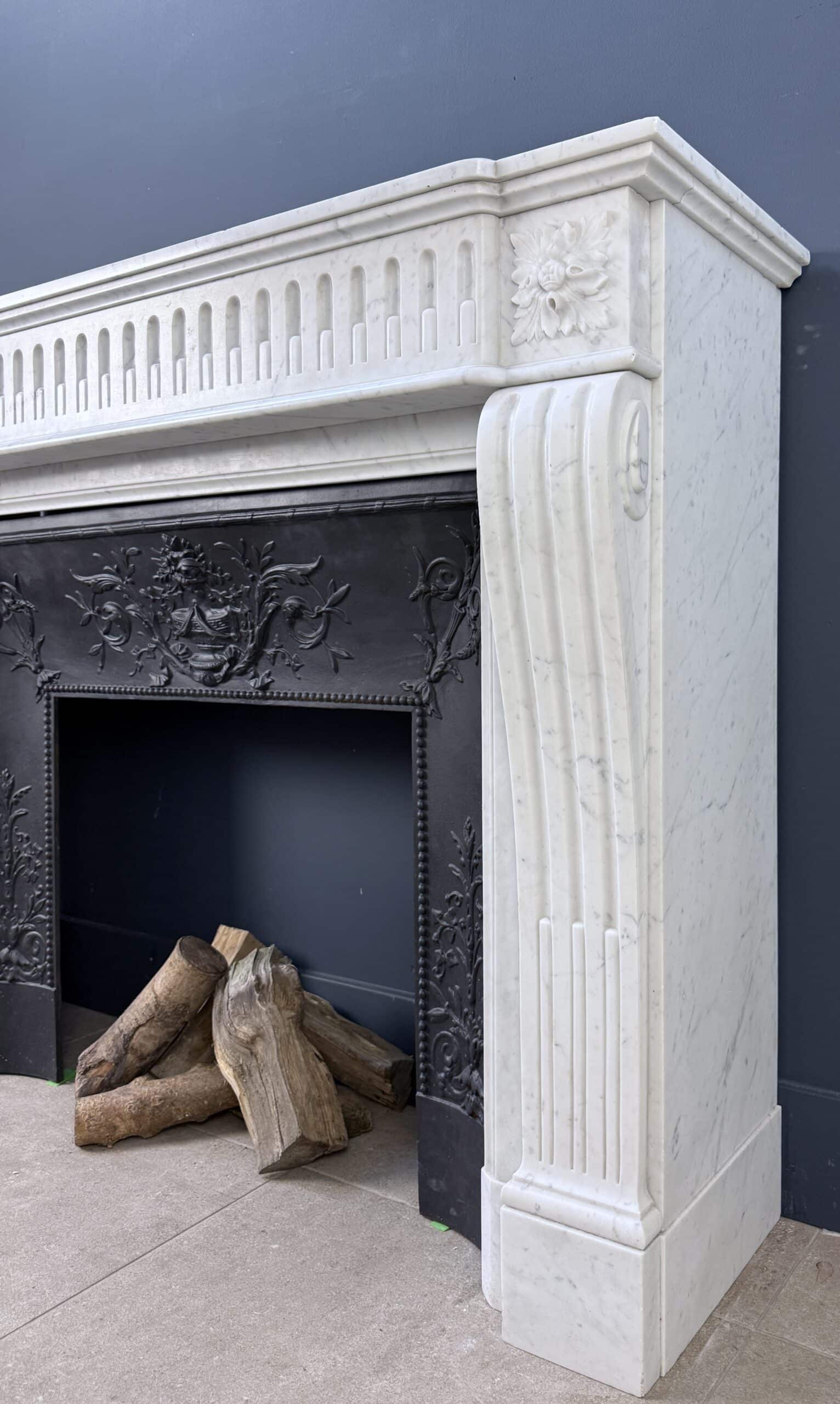 Antieke Franse frontschouw In Elegant Carrara Marmer
