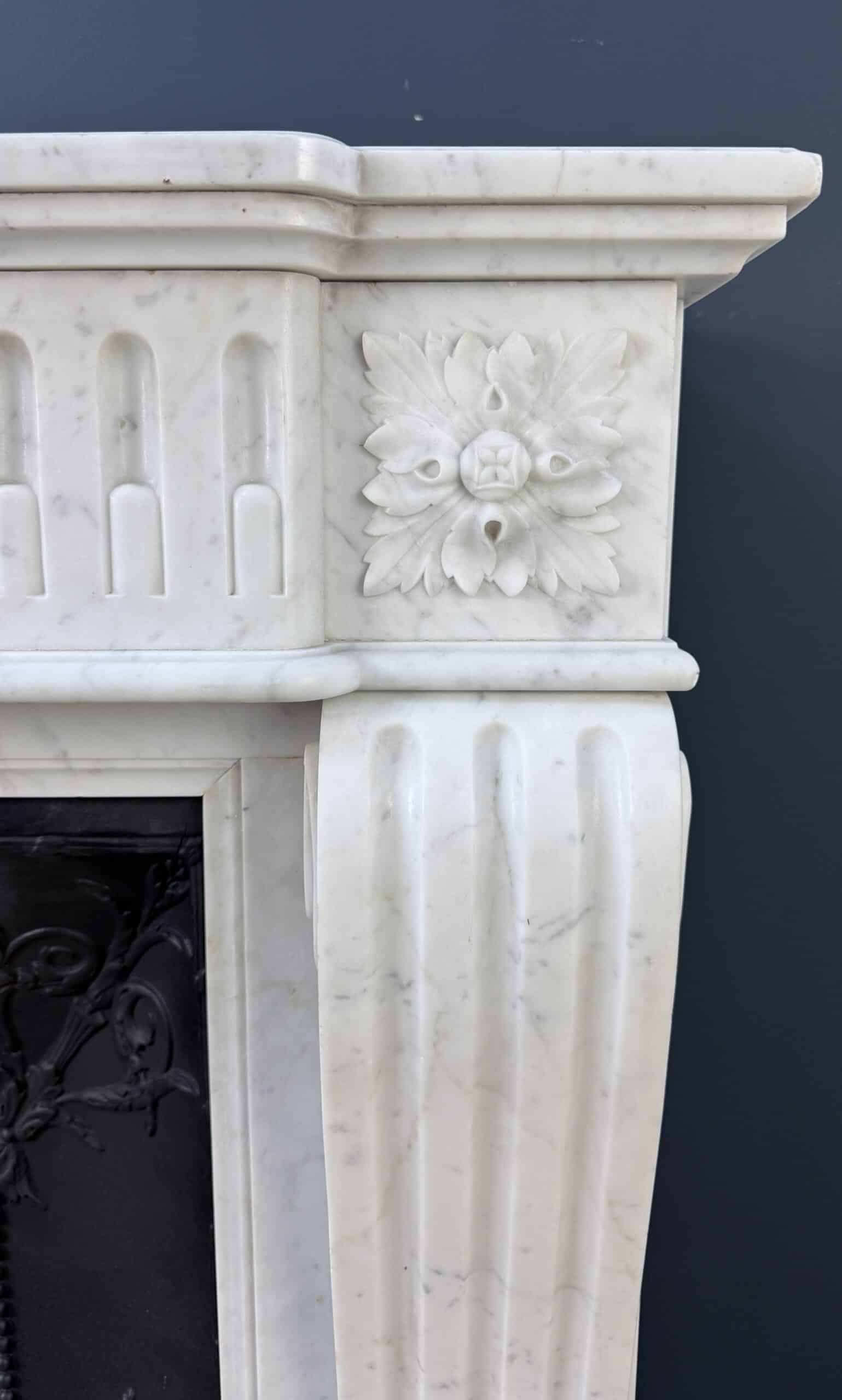 Antieke Franse frontschouw In Elegant Carrara Marmer