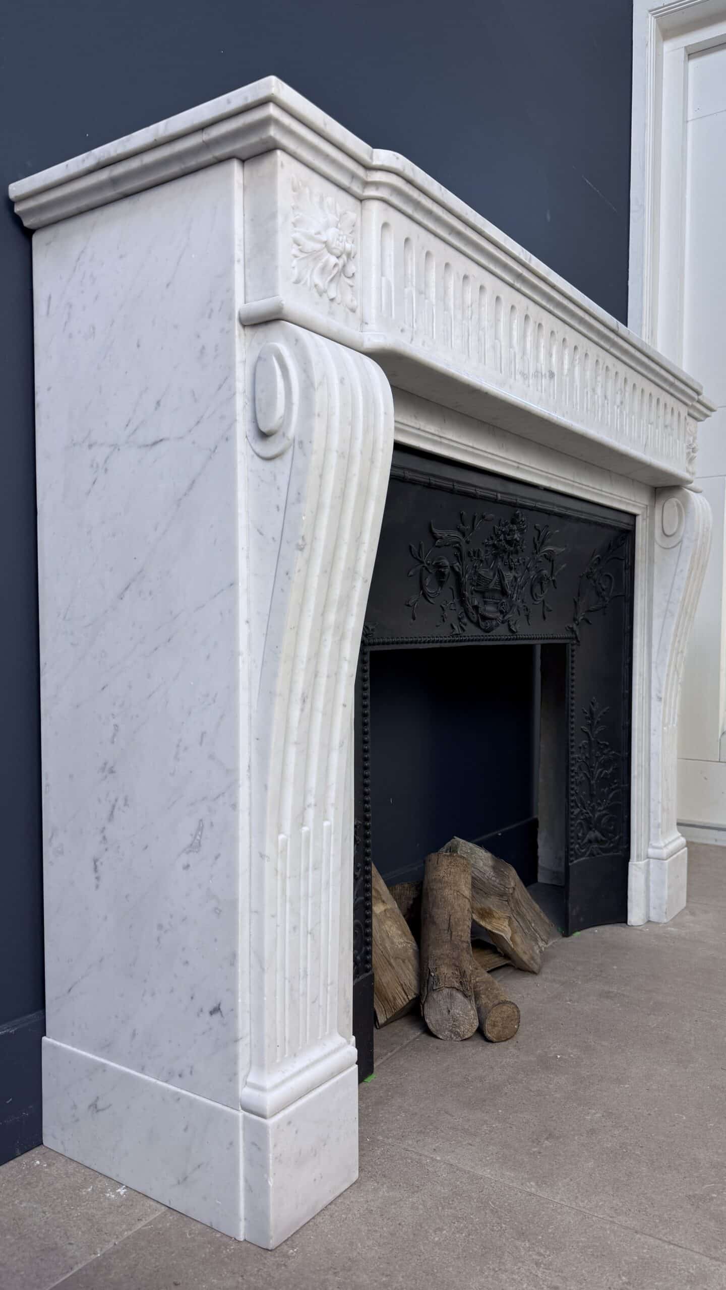Antieke Franse frontschouw In Elegant Carrara Marmer