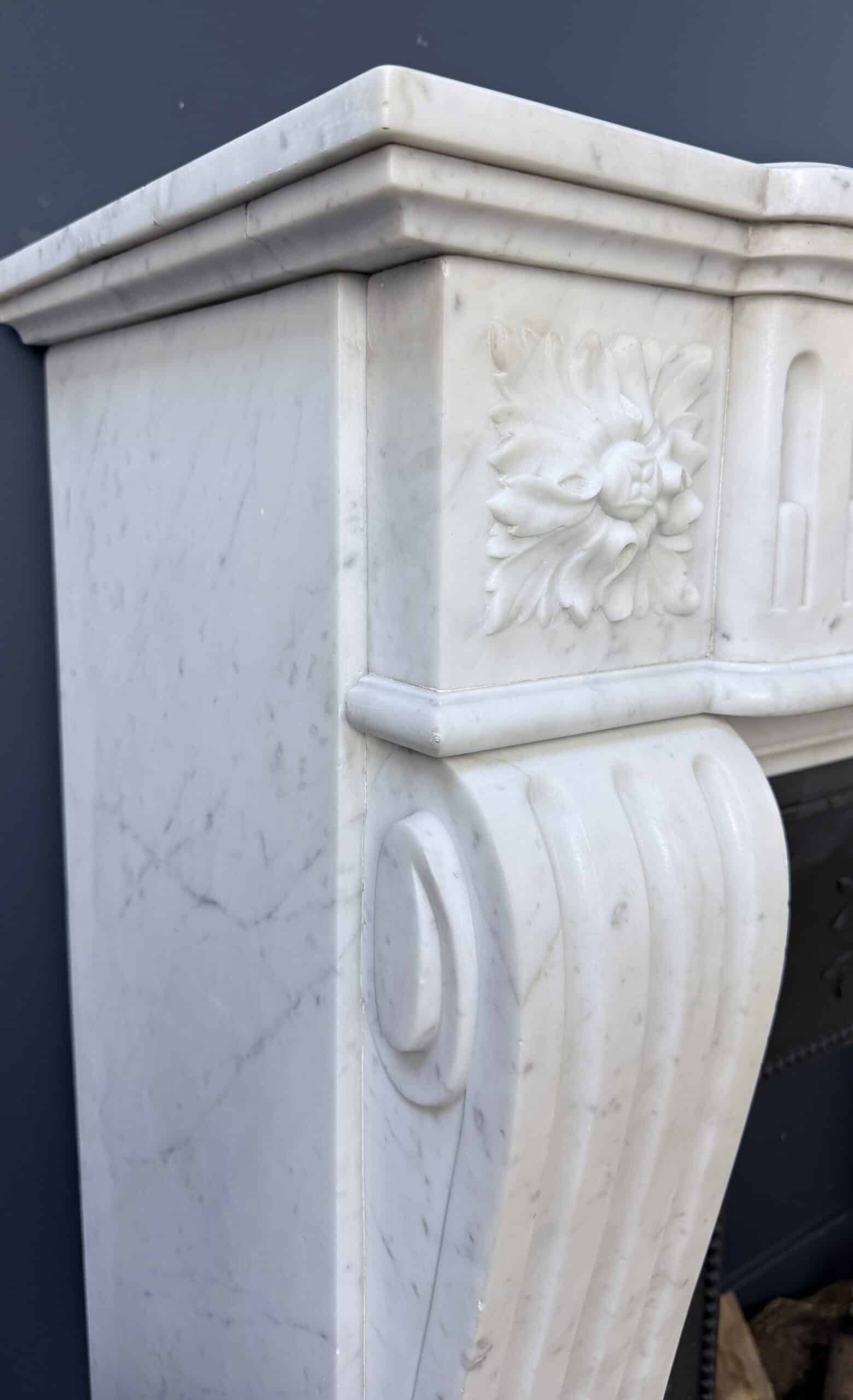 Antieke Franse frontschouw In Elegant Carrara Marmer