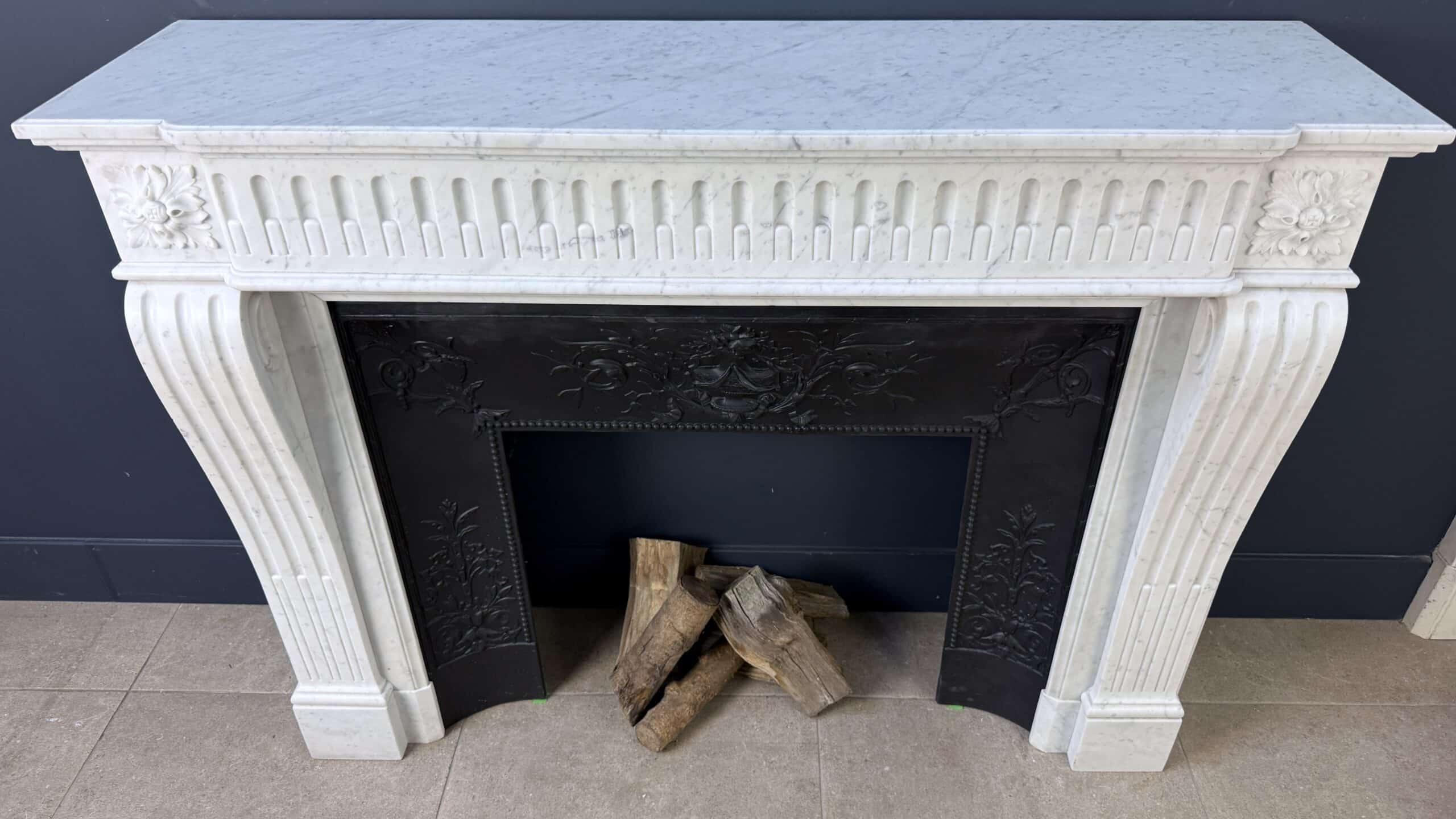 Antieke Franse frontschouw In Elegant Carrara Marmer