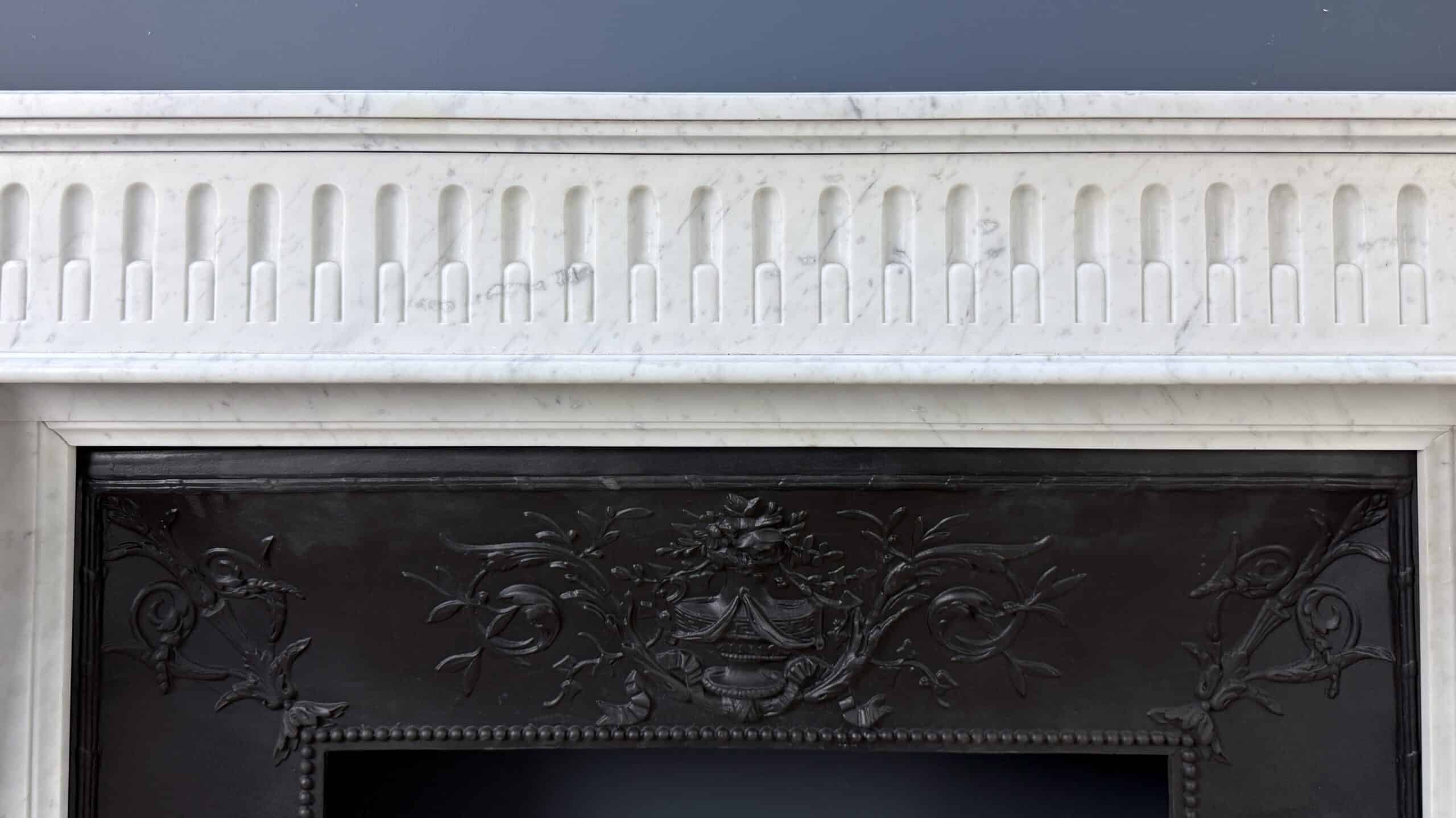 Antieke Franse frontschouw In Elegant Carrara Marmer