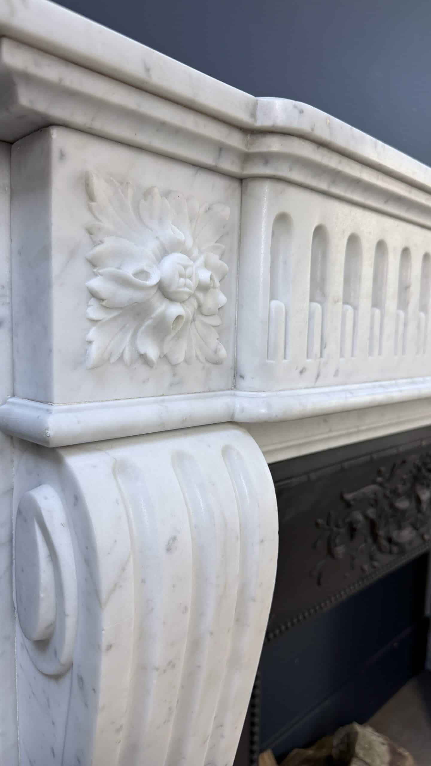 Antieke Franse frontschouw In Elegant Carrara Marmer
