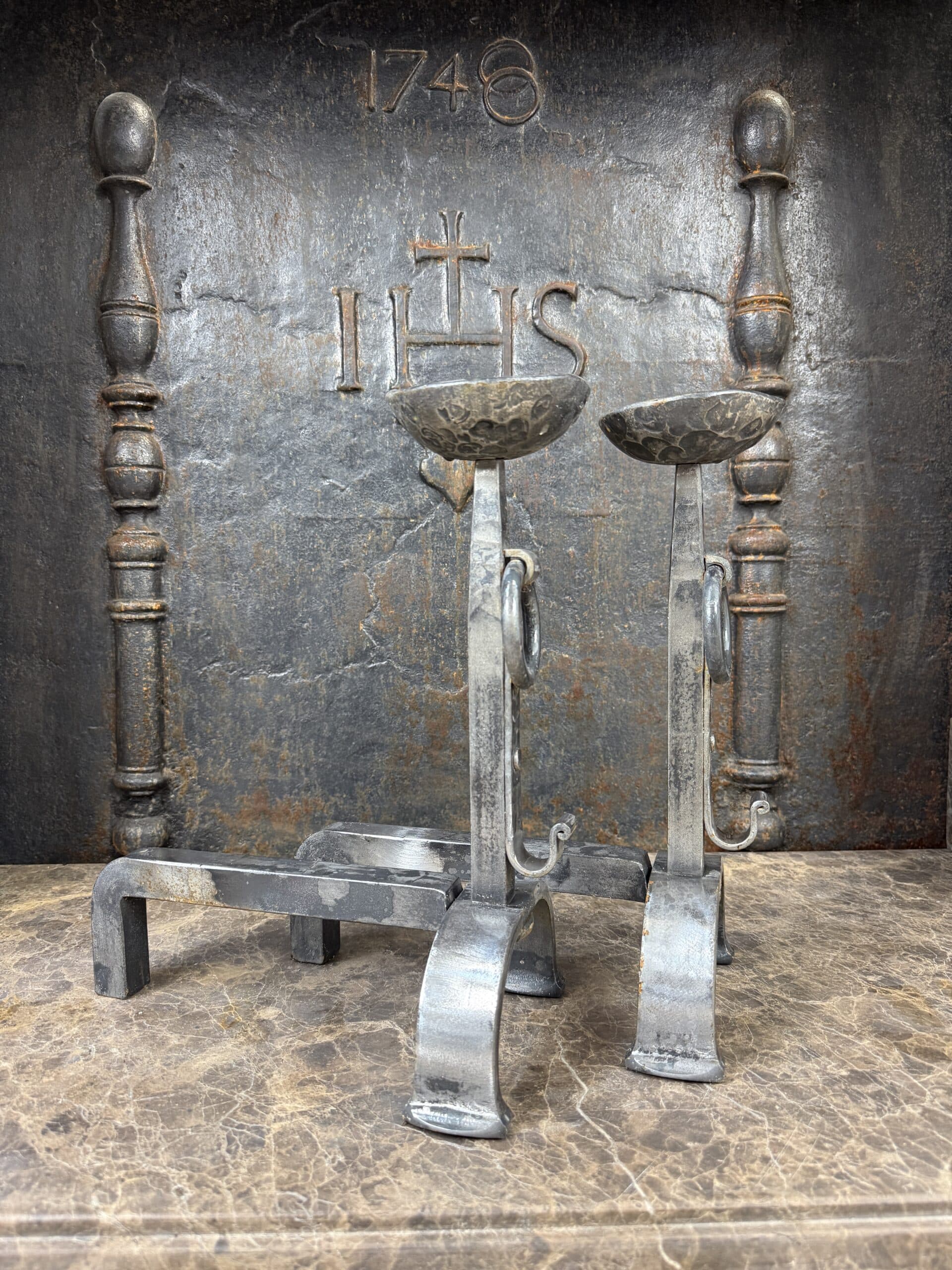Mooie set gietijzeren stookbokken. 